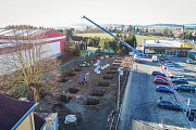 Výstavba retailových prodejen v areálu supermarketu BILLA v Nepomuku v lednu 2022.