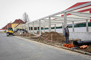 Výstavba retailových prodejen v areálu supermarketu BILLA v Nepomuku v únoru 2022.