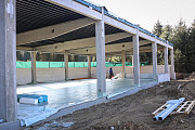 Výstavba retailových prodejen v areálu supermarketu BILLA v Nepomuku v únoru 2022.