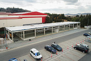 Výstavba retailových prodejen v areálu supermarketu BILLA v Nepomuku v březnu 2022.