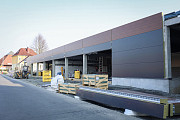 Výstavba retailových prodejen v areálu supermarketu BILLA v Nepomuku v březnu 2022.