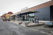 Výstavba retailových prodejen v areálu supermarketu BILLA v Nepomuku v dubnu 2022.