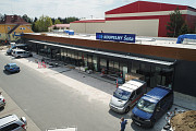 Výstavba retailových prodejen v areálu supermarketu BILLA v Nepomuku v květnu 2022.