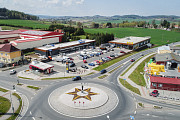 Výstavba retailových prodejen v areálu supermarketu BILLA v Nepomuku v květnu 2022.